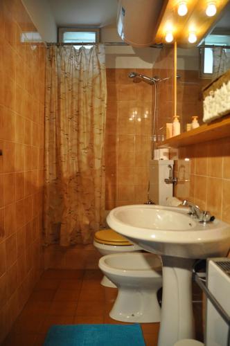 スコペッロにあるValsesia, Monterosa, ampio bilocale, piscina, tennisのバスルーム(白い洗面台、トイレ付)