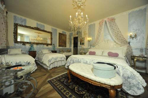 デセンツァーノ・デル・ガルダにあるB&B La Maison degli Angeliのベッドルーム1室(ベッド2台、鏡付)