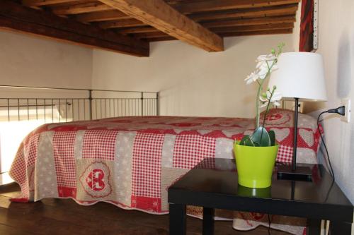 フィレンツェにあるArt Apartment Santo Spirito Matteoのベッドルーム1室(ベッド1台、ランプ付きテーブル付)