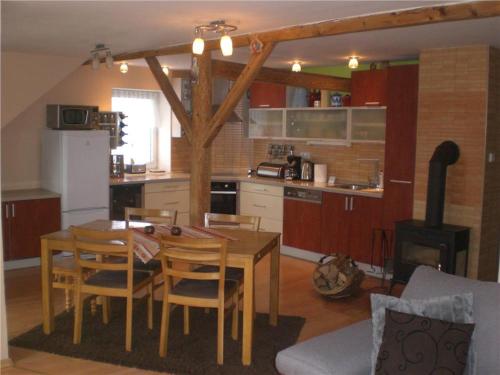 eine Küche und ein Esszimmer mit einem Tisch und Stühlen in der Unterkunft Apartman JITKA Protivin in Protiwin