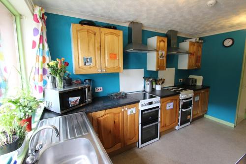 Kuchyň nebo kuchyňský kout v ubytování Fort William Backpackers