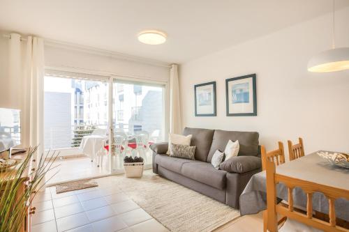 Lets Holidays WHITE APARTMENT with TERRACE, AC, PARKING, NEAR BEACH