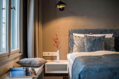 a bedroom with a bed and a lamp at Hotel Oderberger in Berlin