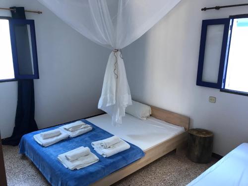 a bedroom with a bed with towels on it at Casa Carpe Diem in Es Arenals