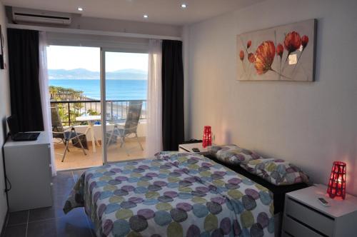 a bedroom with a bed and a view of the ocean at Appartement Vue Mer in Torremolinos