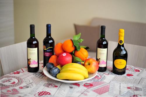 ガリポリにある"At My Home"のワインのボトル入りフルーツプレート