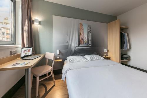 トゥールーズにあるB&B HOTEL Toulouse Centre Canal du Midiのベッドルーム1室(ベッド1台、ノートパソコン付きのデスク付)
