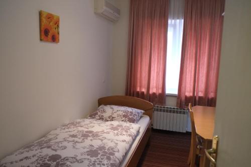 Ένα ή περισσότερα κρεβάτια σε δωμάτιο στο Guest House Grgin Dol