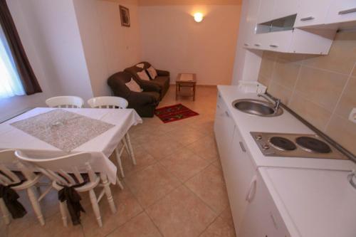 Kuchyň nebo kuchyňský kout v ubytování Apartments Lola