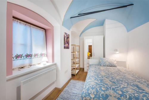 En eller flere senge i et værelse på Codelli Deluxe City Centre Apartments