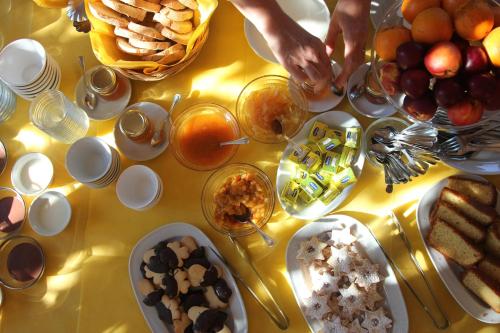 una mesa cubierta con platos de comida y fruta en Agriturismo Marongiu en Villaputzu