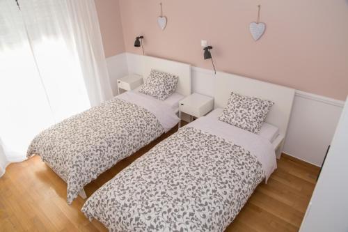 Кровать или кровати в номере Modern apartment next to Acropolis Athina