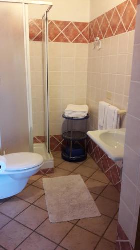 a bathroom with a toilet and a sink at La Casa Rossa in Riola Sardo