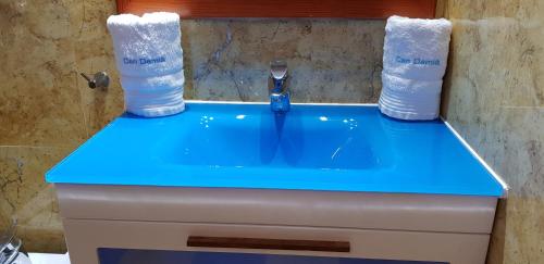 La salle de bains est pourvue d'un lavabo et d'un comptoir bleu. dans l'établissement CAN DAMIA 2, à Cala Saona