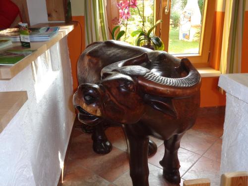 a statue of an elephant sitting next to a counter at Pension Himmelreich in Ternitz