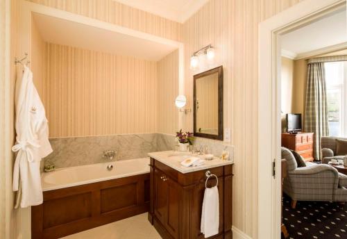 y baño con bañera y lavamanos. en The Royal Hotel Campbeltown, en Campbeltown