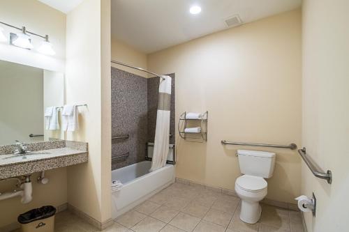Bilik mandi di Days Inn by Wyndham Copperas Cove
