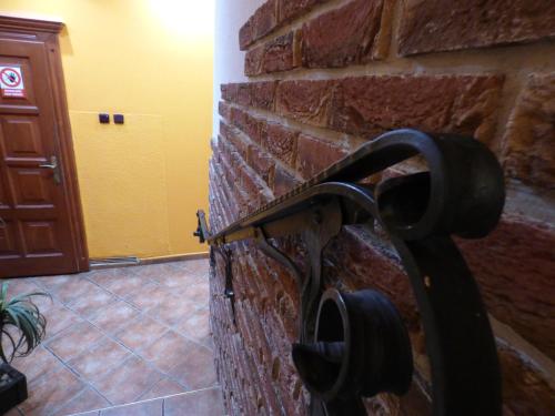a pair of scissors hanging on a brick wall at Penzion - Restaurant U Zámku in Bečov nad Teplou