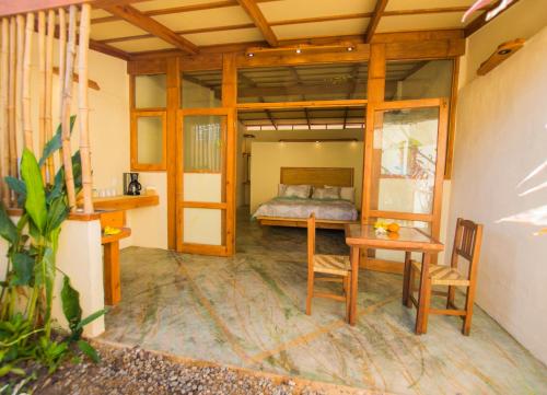 Schlafzimmer mit einem Bett, einem Tisch und Stühlen in der Unterkunft Galería Suites San Pancho in San Francisco