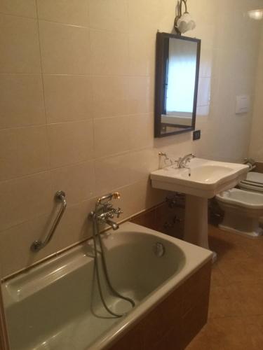 un baño con bañera y lavabo en Nido Center II, en Bérgamo