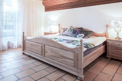 Charming and cosy apartment near Lucerne في Römerswil: غرفة نوم مع سرير خشبي كبير في غرفة