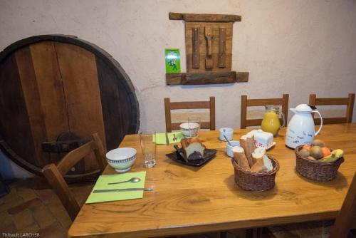 - une table en bois avec des paniers de fruits dans l'établissement Ferme de Malo, à Étrigny
