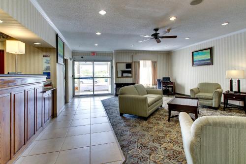 柯克斯維爾的住宿－Baymont by Wyndham Kirksville University Area，带沙发椅和桌子的客厅