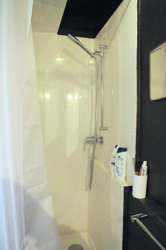 une salle de bain avec une douche avec une porte vitrée dans l'établissement Studio Romantique et Boheme, à Paris