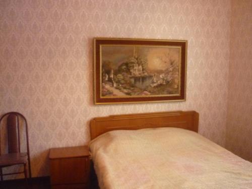 アルヒズにあるГостевой дом У Яшиの壁画が飾られた部屋のベッド1台