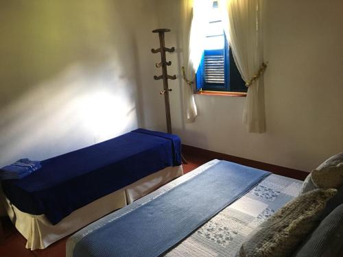 una stanza con due letti e una finestra di Fazenda Hotel Jatahy a Cavaru