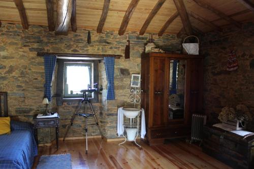 a room with a bed and a camera in it at Vilar dos Condes in Madeirã
