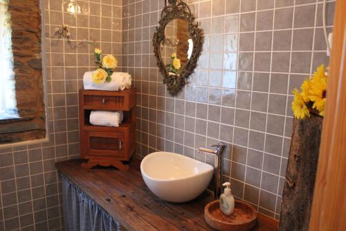 a bathroom with a sink and a mirror at Vilar dos Condes in Madeirã