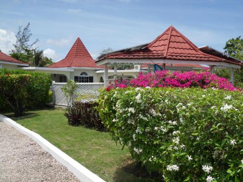 Taman di luar Whistling Villa Runaway Bay