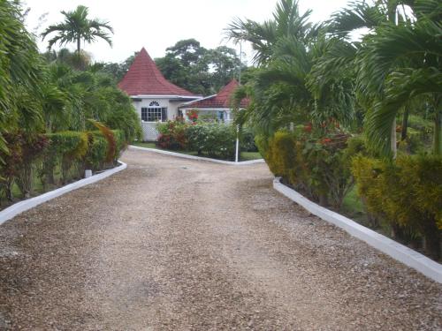 Taman di luar Whistling Villa Runaway Bay
