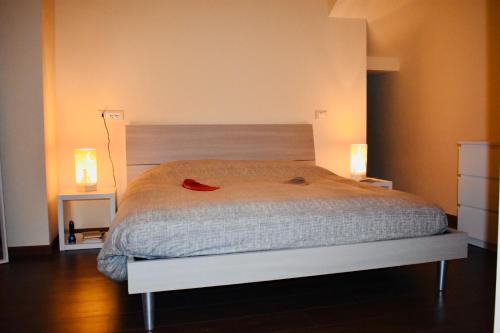 ヴィテルボにあるLa Casa Del Pellegrino VTのベッド1台(壁に照明2つ付)