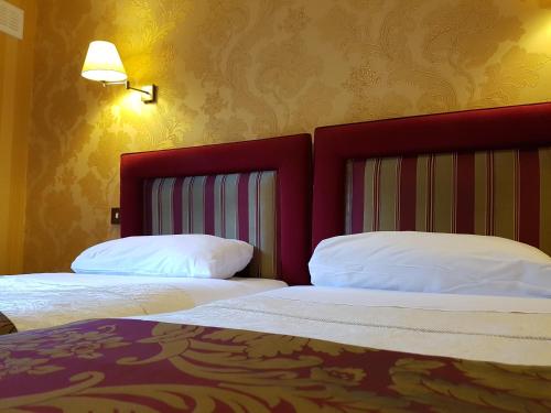 Postel nebo postele na pokoji v ubytování Buckatree Hall Hotel