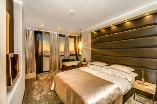 Een bed of bedden in een kamer bij The View Luxury Rooms