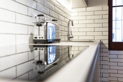 Kuchyň nebo kuchyňský kout v ubytování Lets Holidays Fisherman House