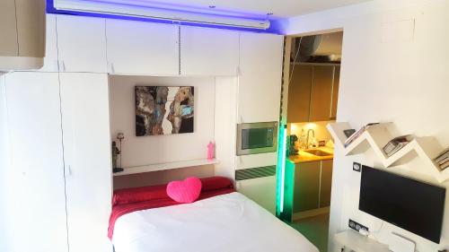 グラナダにあるLuxury Suites Plaza Nuevaの赤いハートがついたベッドが備わる部屋