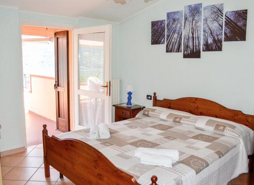 - une chambre avec un lit et une fenêtre dans l'établissement Appartamento Bella Isola, à Monte Isola