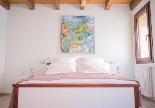 Schlafzimmer mit einem Bett mit Wandgemälde in der Unterkunft Dal Marinaio in Comacchio