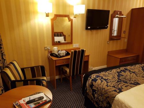 TV a/nebo společenská místnost v ubytování Buckatree Hall Hotel