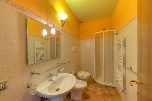 a bathroom with a sink and a toilet and a shower at Agriturismo Villa Felice in Volterra