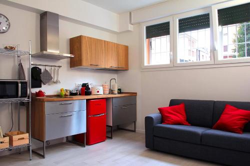 uma sala de estar com um sofá e uma cozinha em La Casa Di Eva em Bolonha