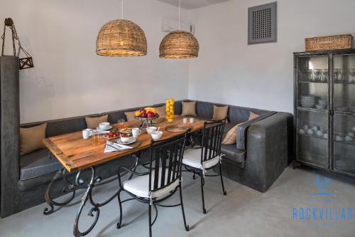 O zonă de relaxare la Rock Villas Complex - CastleView - 2 Jacuzzis