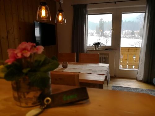 Televisyen dan/atau pusat hiburan di Ferienhaus Badersee