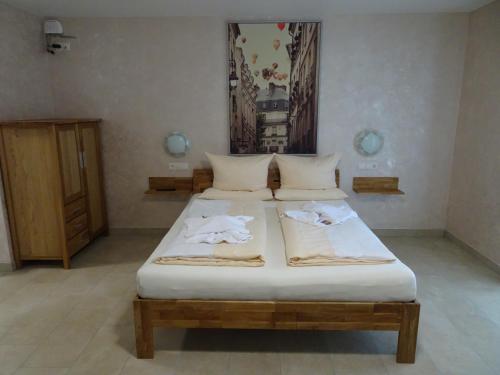 ein Schlafzimmer mit 2 Betten und Handtüchern darauf in der Unterkunft Hilda Apartments in Rust