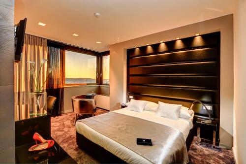 Кровать или кровати в номере The View Luxury Rooms