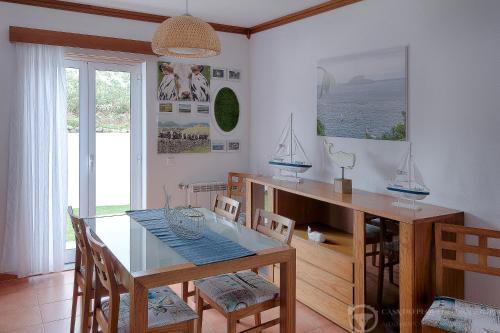 a dining room with a table and chairs at Casa do Pequeno Dragoeiro in Angra do Heroísmo