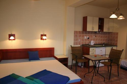 une chambre avec un lit et une cuisine avec une table dans l'établissement Villa Patio, à Patince